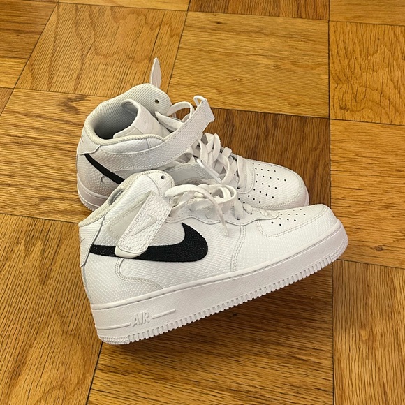 Air Force 1 ‘07 Mid Sneaker in White & Black - Picture 2 of 5